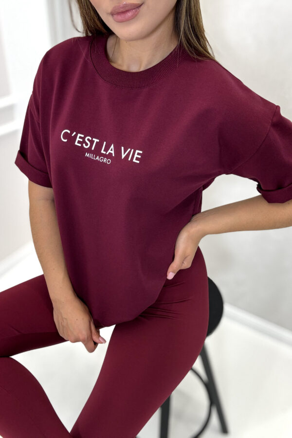 T-shirt C’EST LA VIE / bordowy