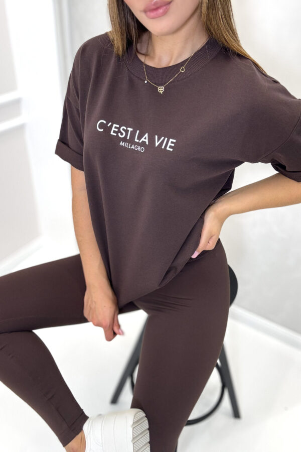 T-shirt C’EST LA VIE / czekoladowy